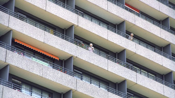 Wird Wohnen immer teurer? (Archivfoto: Hochhaussiedlung in Bremen, 1970. Foto: Thomas Grziwa / docuMoments.de)