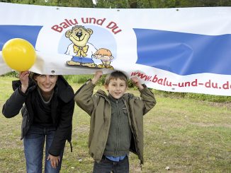 Balu & Du - ein beispielhaftes Projekt für Kinder ist an vielen Standorten aktiv, z. B. in Bremen. Myriam und Leon (Foto) konnten - gemeinsam mit vielen anderen - im Sommer 2012 das zehnjährige Jubiläum feiern. (Foto: Thomas Grziwa / DocuMoments.de)
