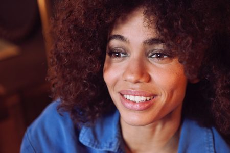 Nneka weiß, wovon sie singt: Geboren und aufgewachsen in Warri, im Bundesstaat Delta in Nigeria, zieht sie im Alter von 19 Jahren nach Deutschland, wo sie sich an der Universität Hamburg einschreibt, um Anthropologie zu studieren.