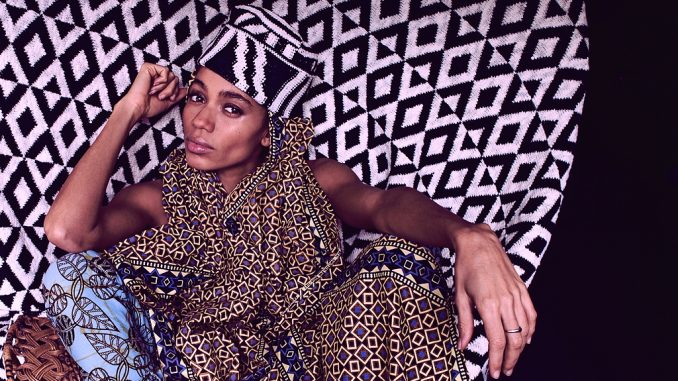 Kraftvolle Musik voll positiver Energie von Nneka: „Wenn du dich mir mit Hass näherst, werde ich mich dir mit Liebe nähern. Ich muss stark genug sein, den Hass in Liebe zu verwandeln. Und je mehr du mich hasst, umso mehr werde ich dich lieben, und umso mehr werde ich machen, dass du mich liebst.“ (Foto: Patrice Bart-Williams)